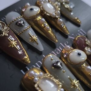 15. Gold and White Elegant Press on Nails